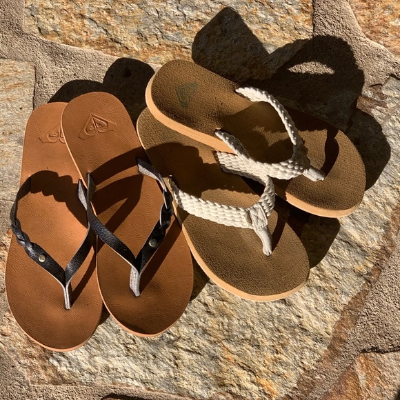 Two pair Roxy flip flops